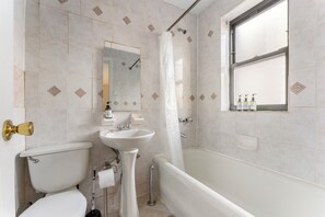 Habitació doble o amb dos llits individuals superior | Bany | Assecador de cabells, sabó, xampú i paper higiènic 