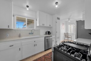 Private kitchen - 3 Bedroom 1 Bath Mural Oasis in El Camino Village- Lawndale CA (Lawndale)