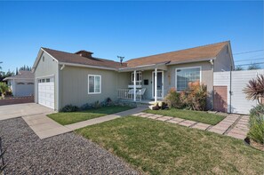 Exterior - 3 Bedroom 1 Bath Mural Oasis in El Camino Village- Lawndale CA (Lawndale)