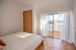 2 chambres, fer et planche à repasser, accès Internet, draps fournis