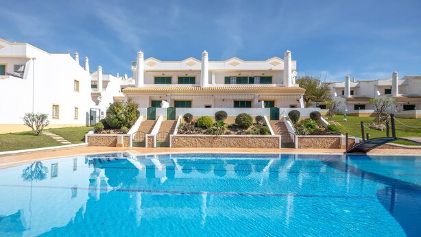 Une piscine avec un bâtiment moderne en arrière-plan.