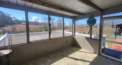 Cozy 3-bedroom 2 bath,5beds mobile home. Close to a boat launch. Covered parking