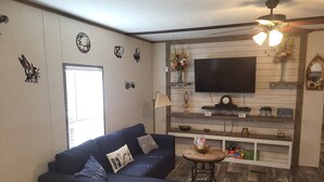 Living area - Cozy 3-bedroom 2 bath,5beds mobile home. Close to a boat launch. Covered parking (Many)