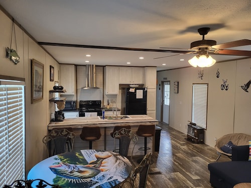 Cozy 3-bedroom 2 bath,5beds mobile home. Close to a boat launch. Covered parking