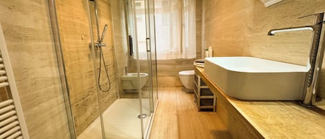 Dusche, Haartrockner, Bidet, HandtĂŒcher
