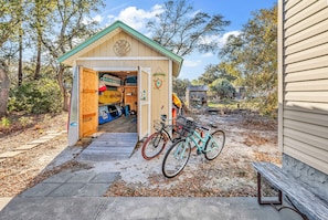 Guests can store surfboards and kayaks in the on-site storage area, and rent bicycles for exploring the surrounding natural environment.