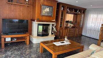 Een smart-tv en een open haard