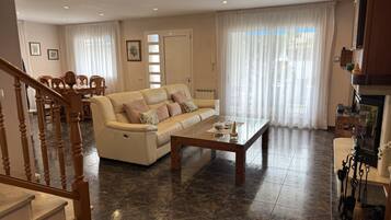 Een smart-tv en een open haard