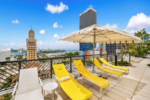Sun deck - Cityscape Retreat Stylish 1BR  (Miami)