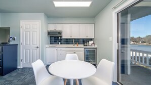 Dining - Deluxe Studio Suite, 2 Queen Beds, Lake View, Ground Floor (Hot Springs)