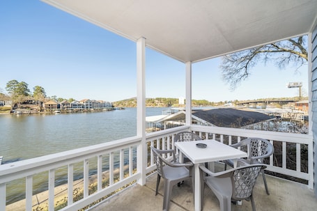 Outdoor dining. Studio Suite, 2 Queen Beds, Lake View, Ground Floor