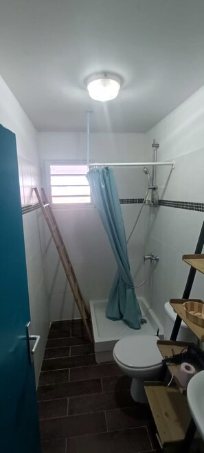 تجهيزات دش، مجففات شعر، مناشف، صابون