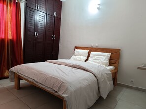 1 bedroom, iron/ironing board, WiFi, bed sheets - Quiet and Secure Apartment in Angré 9e Tranche, Abidjan, A Haven of Peace. (Abidjan Cocody Angre 9ieme Tr.)