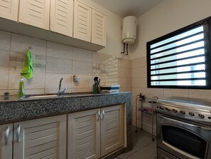 Private kitchen - Quiet and Secure Apartment in Angré 9e Tranche, Abidjan, A Haven of Peace. (Abidjan Cocody Angre 9ieme Tr.)