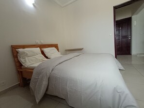 1 bedroom, iron/ironing board, WiFi, bed sheets - Quiet and Secure Apartment in Angré 9e Tranche, Abidjan, A Haven of Peace. (Abidjan Cocody Angre 9ieme Tr.)