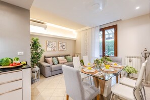 Dining - Smart Apartment with Outdoor and Private Parking (Lucca)