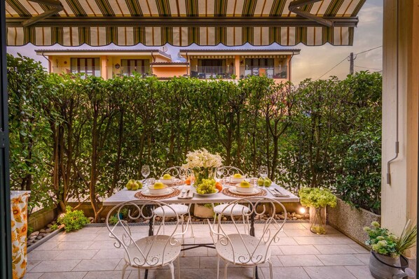 Outdoor dining - Smart Apartment with Outdoor and Private Parking (Lucca)