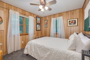 4 habitaciones, escritorio y tabla de planchar con plancha