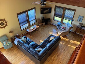 Smart-TV, DVD-spiller og bøker