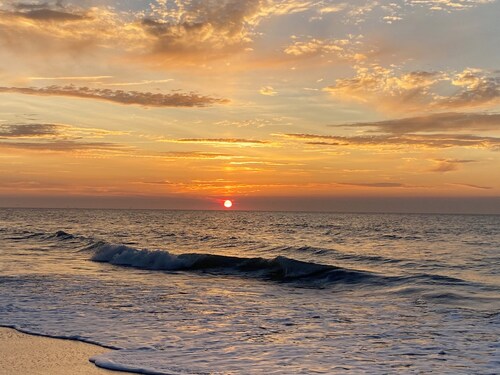 Charming 3-BR house w/golf, pool, WiFi, AC at pet friendly Middle Bass Island