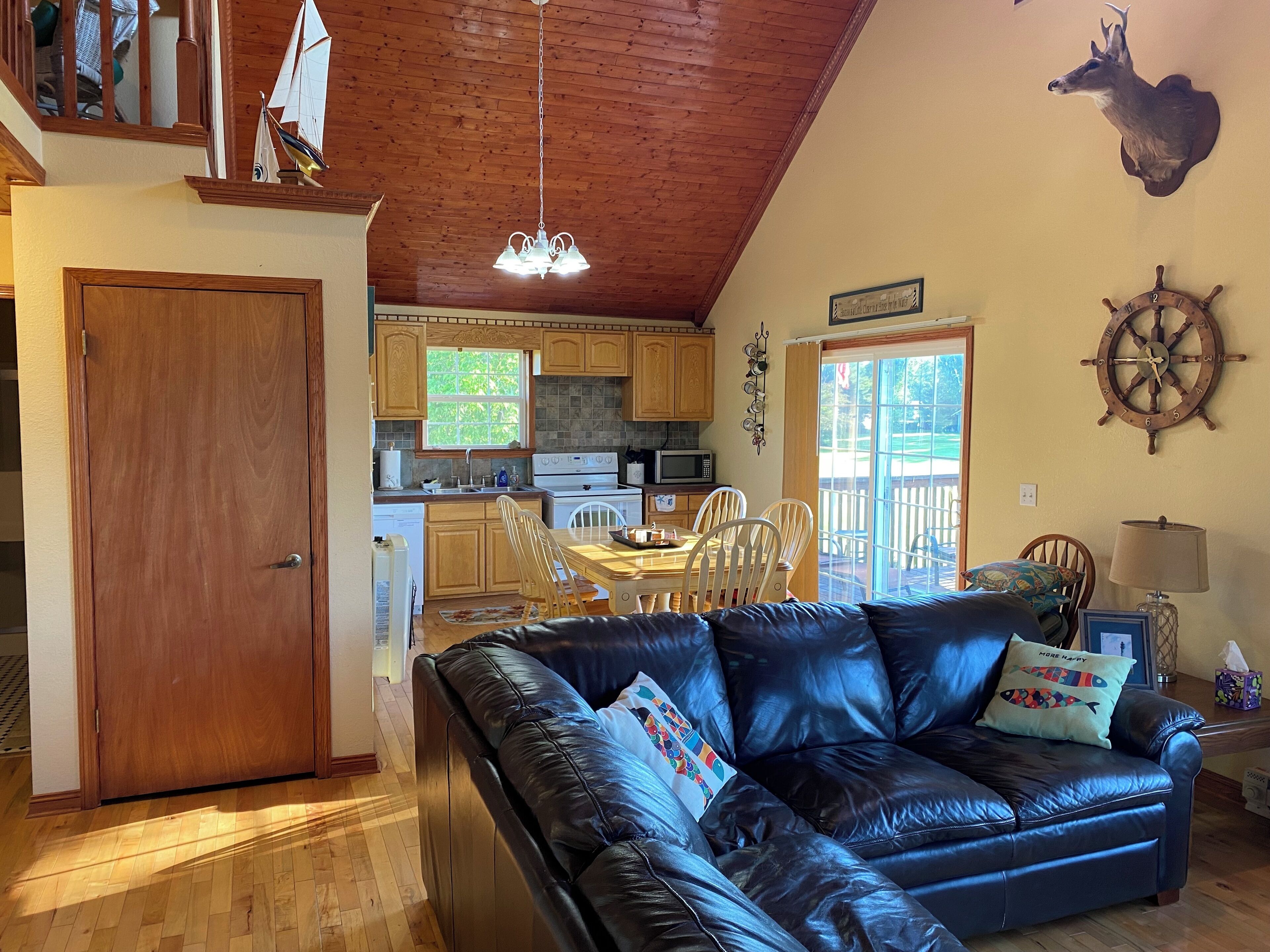 Smart-TV, DVD-spiller og bøker