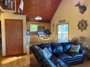 TV connectée, lecteur de DVD, livres