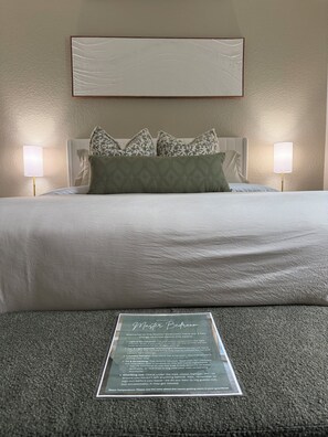 2 bedrooms, desk, WiFi, bed sheets