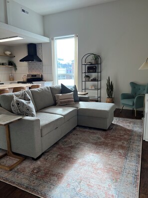 Smart-TV, bøker og stereoanlegg