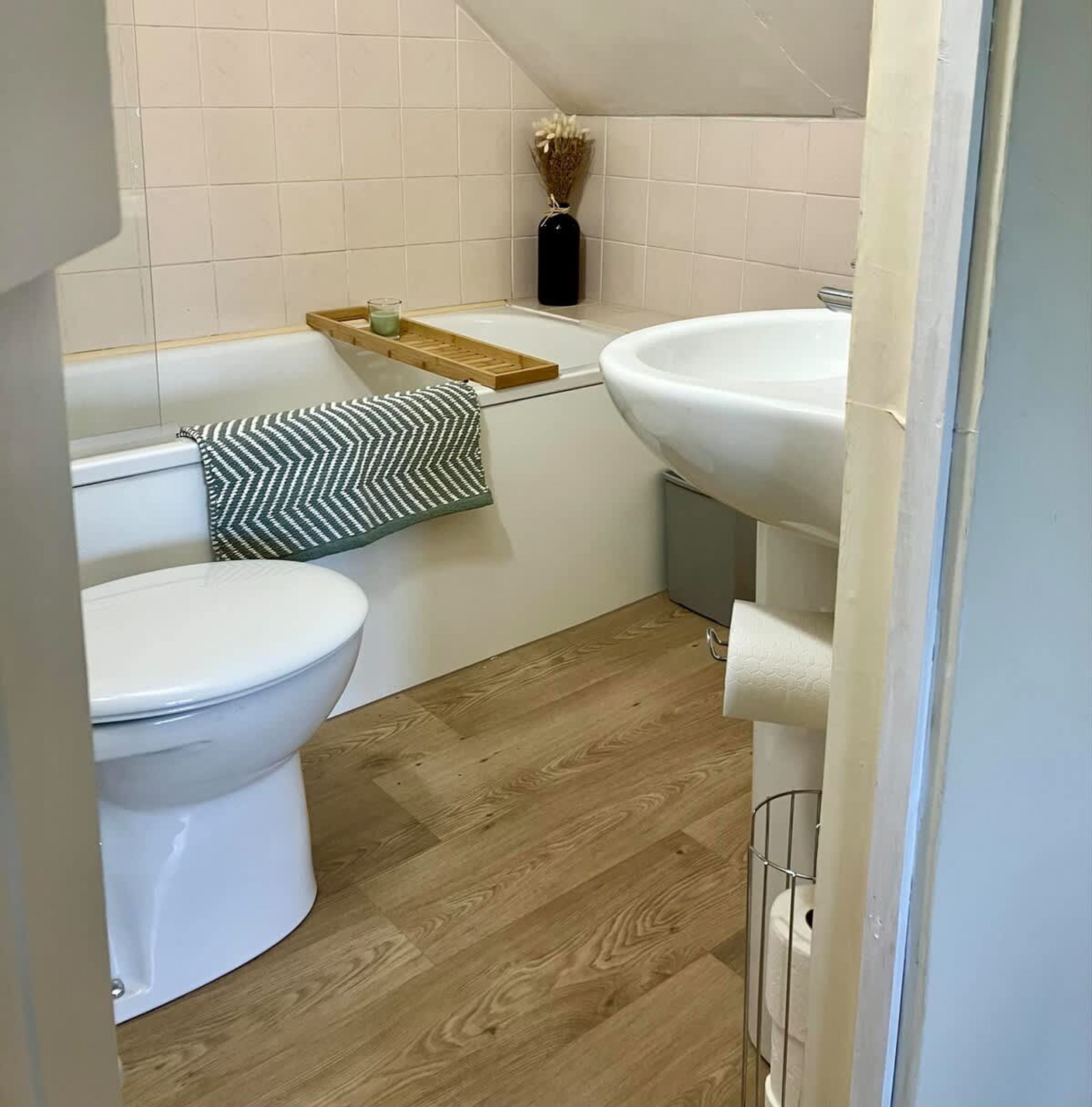 Une salle de bain équipée de toilettes, d’un bidet et d’un lavabo.