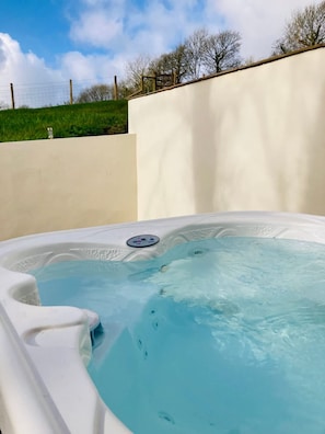 House - Secluded Cottage With hot tub (Milford Haven)
