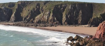 1 Courtyard Cottage With hot tub and Walled Garden