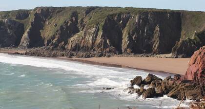 1 Courtyard Cottage With hot tub and Walled Garden