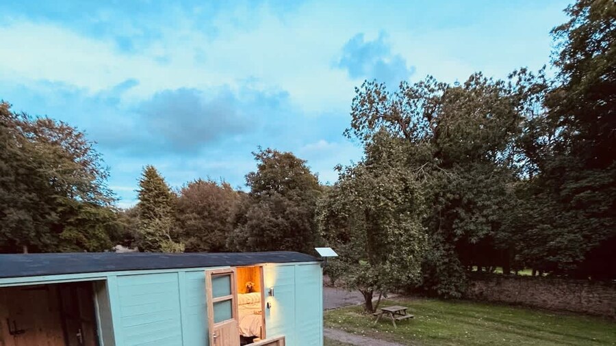 Shepherds Hut With Hot Tub