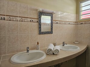 Dusche, Haartrockner, Handtücher, Toilettenpapier
