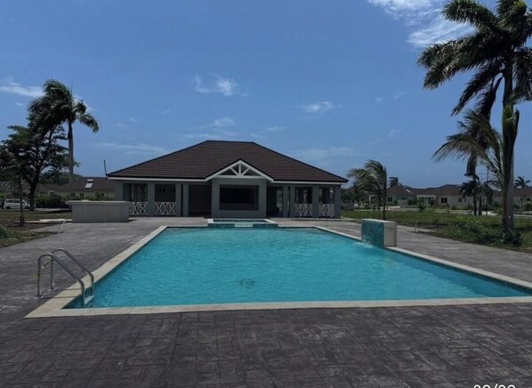 حمّام سباحة خارجي