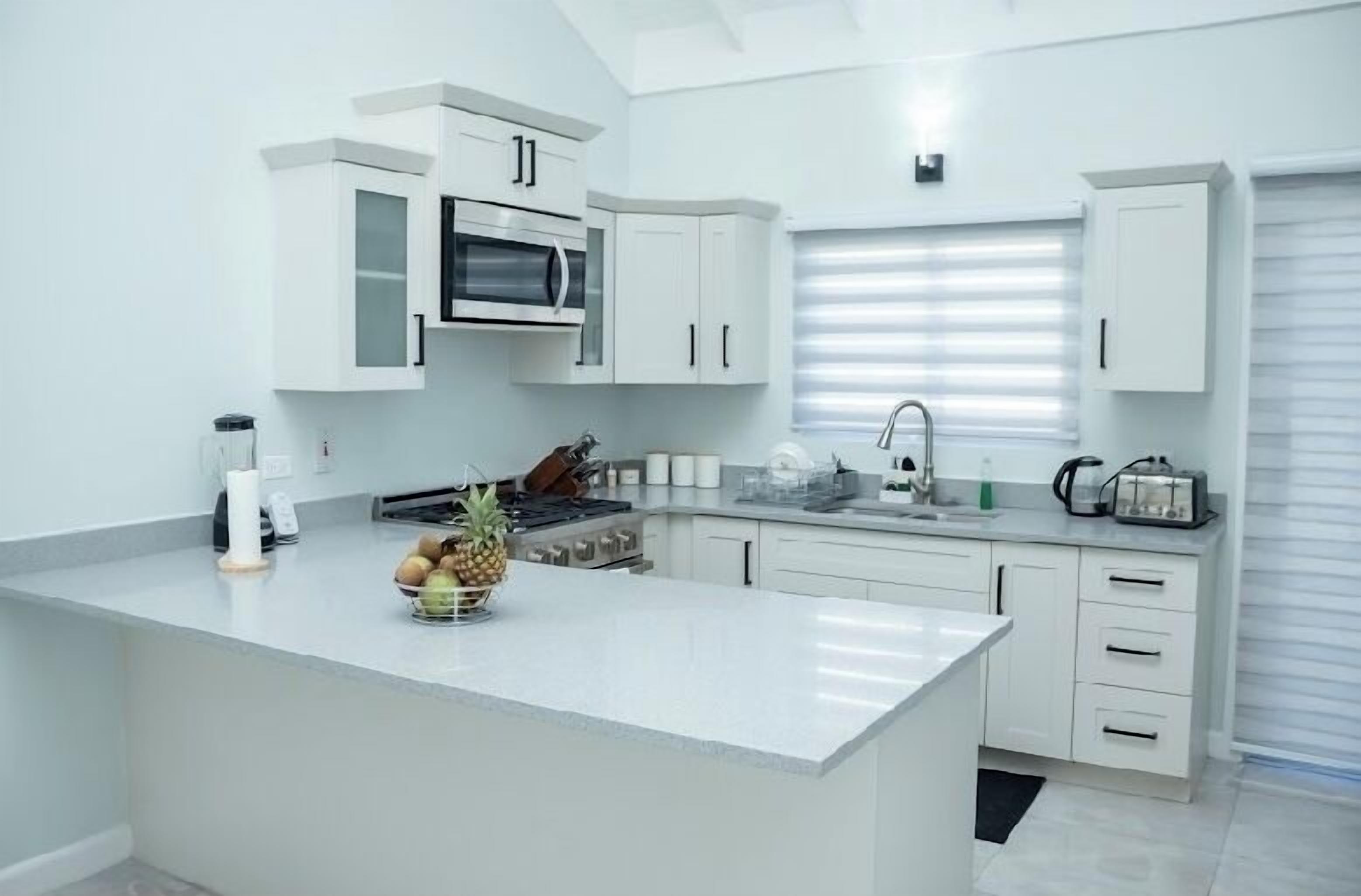 Kylskåp, mikrovågsugn, ugn och spishäll