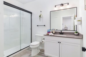 Toallas, jabón, papel de baño