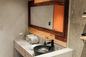 Shower, hair dryer - Cozy Modern Suite with Oceanview (Ensenada)