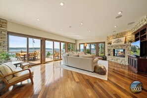 Smart TV, lareira, livros, aparelho de som