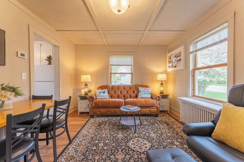 Camp Street Haven: 2-bedroom peaceful getaway