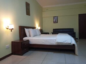 Escritorio, espacio para trabajar con laptop y wifi gratis