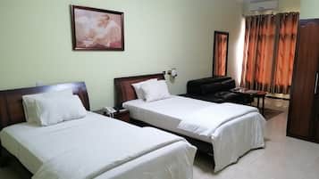 Twin room | Desk, laptop workspace, free WiFi