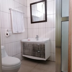 Twin room | Bathroom | Bathrobes, slippers, towels, soap - Royal Gibson Hotel Ltd (Kitwe)