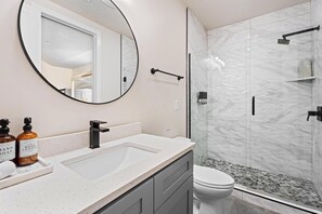 Serviettes fournies, savon, papier toilette