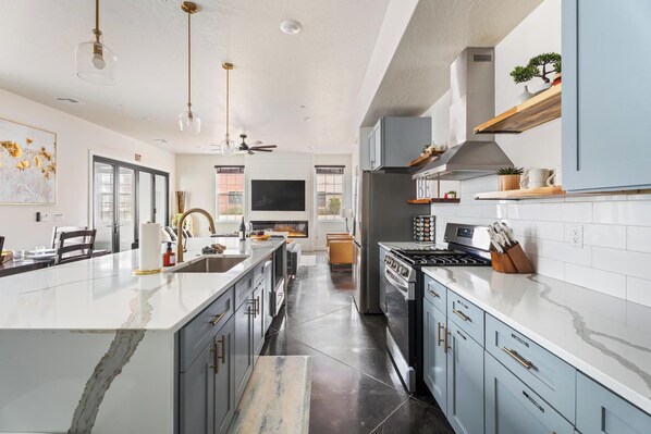 Private kitchen - Private Pool - Water park/ lake side - 18+ guests (Hurricane)