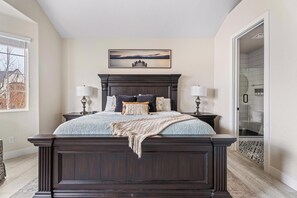 3 bedrooms, WiFi, bed sheets - Private Pool - Water park/ lake side - 18+ guests (Hurricane)