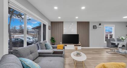 *NEW*Modern & Spacious Main Floor | 15 min to Downtown & Airport! Safe Area!