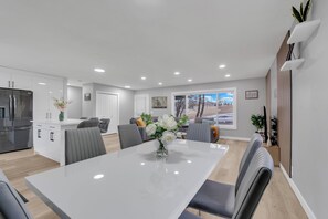 Dining - Modern & Cozy House, AC & BBQ, 10 min to DT & Airport! No Tenant in the basement (Calgary)