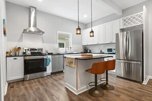 Apartment | 2 bedrooms - Recently Renovated Chic Durham Farmhouse (Durham)