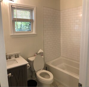1 bedroom - Lakewood Lyon Park Renovated Cottage Near Duke 23B (Durham)